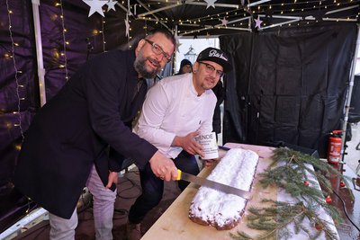 Im „Weihnachtsgarten“ wurde am Samstag von Oberbürgermeister Marcus Steinhart und Bäckermeister Thomas Rabe der Stollen angeschnitten.
