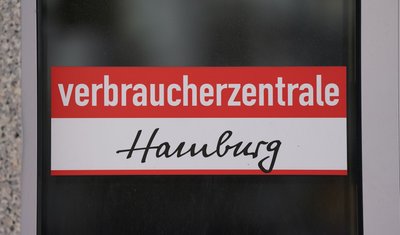 Die Verbraucherschützer sehen Hinweise für eine versteckte Preiserhöhung bei Ritter Sport. (Archivbild)