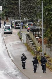 Im Einsatz waren auch schwerbewaffnete Polizisten. 