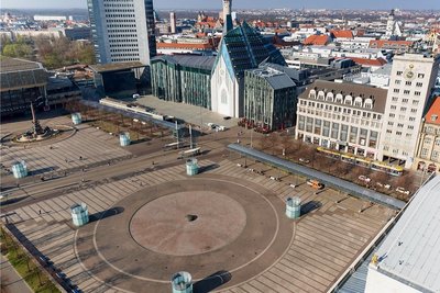 Für Chemnitzer derzeit unerreichbar: der leere Augustusplatz in Leipzig. In Sachsen gilt für Bewegung im Freien ein 15-Kilometer-Radius.