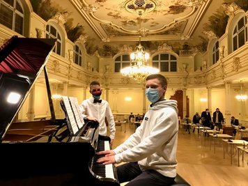 Robin Nahler (vorn) und Finn Jakob im Festsaal.