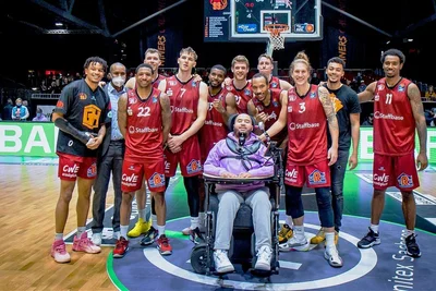 Beim Heimspiel der Niners gegen Heidelberg am 21. November 2021 war Noah Berge zu Gast in der Messe und ließ sich mit der Mannschaft um Kumpel Jonas Richter (Nummer 7) fotografieren. 