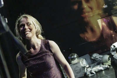 Gar nicht enttäuschend: Kristin Heil als universell einsetzbare „Präzisionskünstlerin“ in dem Monolog „Showtime/ein enttäuschender Abend“ am Theater in Plauen.