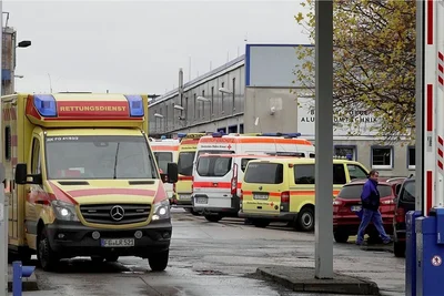 Auf dem Firmengelände gegenüber der Berufsschule hatten Rettungsdienst und Katastrophenschutz Position bezogen. 
