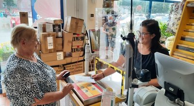 Kundin Monika Löffler (li.) und Mitarbeiterin Sandra Oehme im Blumenladen "La Flora", der auch Postannahmestelle und Lottoladen ist.