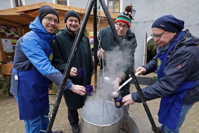 Glühwein aus dem Kessel schenkte der Lions Club in eigens dafür hergestellten Tassen aus. Der Erlös aus dem Verkauf ging an die Jugendfeuwehr. Im Bild (von links) Wolfgang Schwabe, Volker Heinze, Sven-Uwe Schwager und Moritz Schreiner.