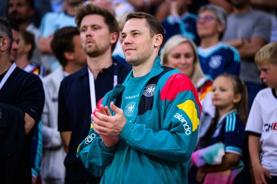 Manuel Neuer schaut beim Testspiel der DFB-Elf zu. (Archivbild) 