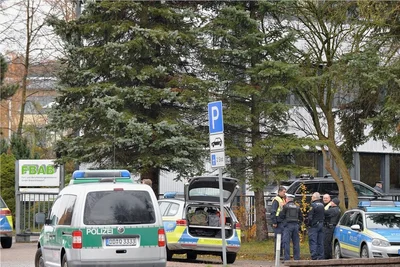 Spezialkräfte der Polizei durchsuchten das FBAB-Gebäude. Am Nachmittag wurde Entwarnung gegeben. 
