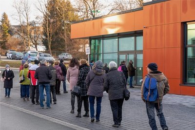 Vor dem Start der Impfaktion hatte sich an der Auerbacher Schlossarena eine Warteschlange gebildet. 