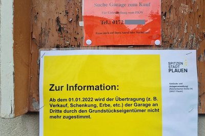 Zwei Aushänge im Garagenkomplex an der Knielohstraße zeigen das Dilemma: Die Stadt Plauen schiebt "Verkäufen" einen Riegel vor. Doch zugleich gab es bislang einen Markt für Garagen, der letztlich ein Schwarzmarkt war.