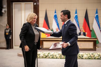 Bundesinnenministerin  Nancy Faeser und ihr usbekischer Amtskollegen Bakhtier Saidov.tauschen in Samarkand die Urkunden zum Migrationsabkommen aus.