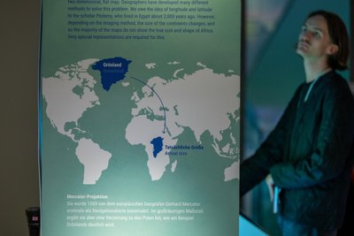 Auf der Karte wirkt der afrikanische Kontinent durch die Verzerrung zu den Polen hin deutlich kleiner, als er es eigentlich ist.