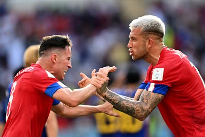 Ahmad bin Ali Stadion, Bryan Oviedo (l) und Francisco Calvo aus Costa Rica jubeln nach dem Sieg.