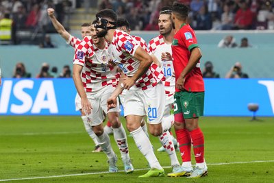 Kroatiens Josko Gvardiol (vorne) feiert dsein Tor zum 1-0.