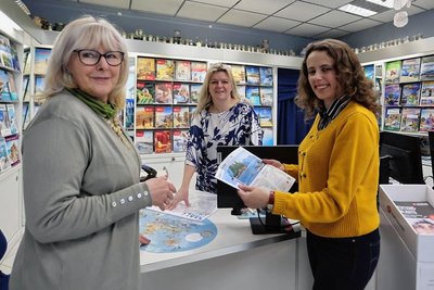 Mariia Perkhalets (rechts) fühlt sich im Büro bei Christin Hoffmann (Mitte) und Gabriele Beyer wohl. Die Arbeit lenkt die 36-Jährige von ihren Sorgen ab