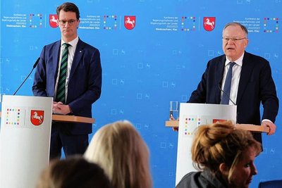 Der Vorsitzenden der Ministerpräsidentenkonferenz, Hendrik Wüst (CDU, links) und Stephan Weil (SPD) dringen auf eine stärkere Beteiligung des Bundes bei den Flüchtlingskosten.