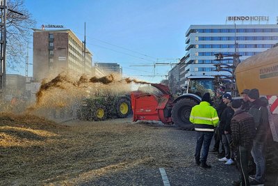 Mitbringsel vom Lande: Aus Protest gegen geplante Streichungen von Subventionen und Steuervergünstigungen haben Landwirte aus Südwestsachsen in Chemnitz im Herzen der Stadt eine große Ladung Stroh auf der Brückenstraße verteilt.