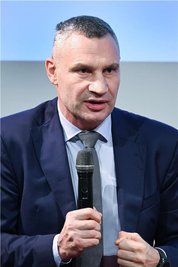 Vitali Klitschko spricht bei der Verleihung des „Preises für die Freiheit und Zukunft der Medien“ in Leipzig.