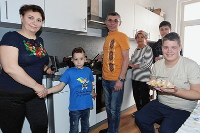 Familie Struk - von li.: Olena, Rostyslav Junior und Senior, Irina, Roman und Marko - möchte in Werdau bleiben.