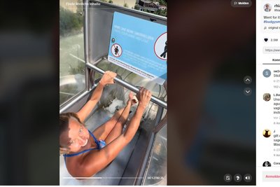 Profisportlerin Rhiannan Iffland auf der Freefall-Rutsche im Outdoor-Park Area 47 im Ötztal. Sie zeigt auf das Frauenverbots-Schild, rutscht einen Moment später herunter.