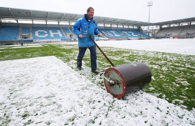 Heute war an Fußballspielen nicht zu denken: Platzwart Heiko Helbig war mit Schneeschieben beschäftigt. Ende des Jahres soll der Umbau der Arena abgeschlossen sein.