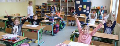 Die erste Gruppe der Klasse 2c der Friedrich-Schiller-Grundschule Flöha freute sich am Donnerstag über den Schulbeginn. 