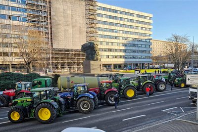 Rund 160 landwirtschaftliche Fahrzeuge wurden auf der Brückenstraße in Position gebracht. Bei der Anfahrt kam es auf mehreren großen Straßen gleichzeitig zu Verkehrsbehinderungen.