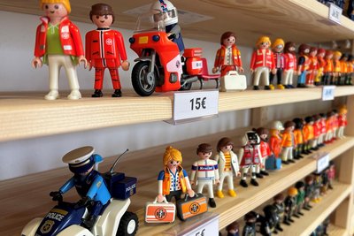 In langen Reihen finden sich die Spielfiguren und warten auf ihre Käufer. Ganze Sammlungen auch mit selten gewordenen Männchen lassen sich zusammenstellen.