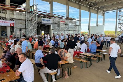 Im künftigen Tiefkühlhaus seines neuen Verteilzentrums im Gewerbegebiet Berbersdorf feierte Transgourmet Richtfest.