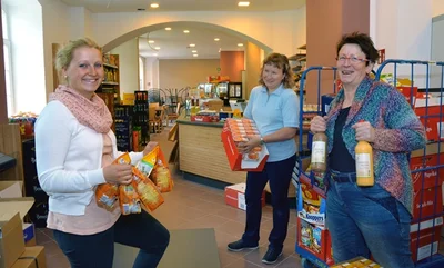 Sissy Grübler und die Verkäuferinnen Diana Haase und Helga Scheffler (von links) betreuen den neuen Laden.