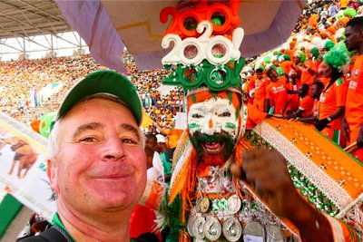 Viertelfinale Elfenbeinküste gegen Mali in Bouaké: Wolfram Jadasch mit einem Fan der Gastgeber.