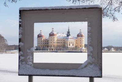 Mit Schnee bedeckt ist das einstige Jagdschloss der Wettiner in Moritzburg.