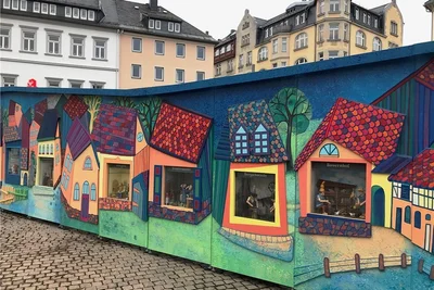 Trotz Absage des Annaberg-Buchholzer Weihnachtsmarktes wird die Wichtelstadt auf dem Markt aufgebaut.