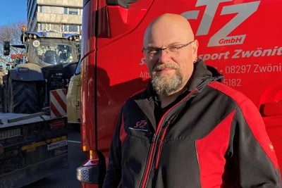 Fuhrunternehmer Mischa Bochmann aus Zwönitz solidarisiert sich mit den Landwirten.