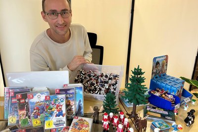 Clemens Trommler hält neben den unterschiedlichen Spielfiguren auch Videospiele für verschiedene Altersgruppen bereit.