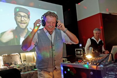 Friedbert „Sammy“ Sammler (links) und sein Kompagnon Jürgen Höfer ließen die Discokugel bis spät in die Nacht rotieren.