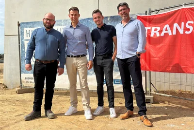 Die Bauleiter Holm Kotte-Bork, Moritz Schwarz, Bruno Flechsig und Projektleiter Lasse Stahn (v.r.) von der Bremer Cool GmbH.