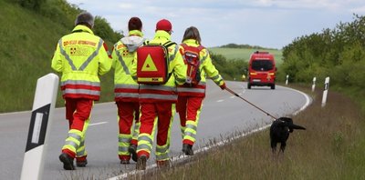Im Mai suchten Einsatzkräfte mit Hunden nach dem Vermissten, unter anderem im Bereich der Mühlauer Straße, die gesperrt wurde. 