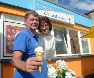 Inhaber Karl Hartl und Gabi Utner im Geschäft an der Albert-Schweitzer-Straße. 