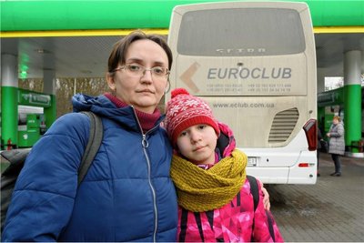 Iryna Palyvoda und Marta, elf Jahre alt, während ihrer Flucht. Sie haben Busfahrkarten nach Deutschland.