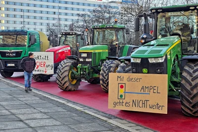 Auf Plakaten und Transparenten hagelte es Kritik an der Bundesregierung.