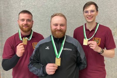 Die Oelsnitzer Schützen Lukas Naujoks, Yannic Grießbach und Henry Hirte (von links) freuen sich über Sachsenmeistertitel und Landesrekord.