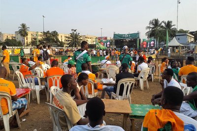 Schon gut drei Stunden vor dem Finale ihres Teams der Elfenbeinküste gegen Nigeria haben sich viele Fans in Abidjan einen Platz fürs Public Viewing gesichert. Es ist die Ruhe vor dem Sturm.