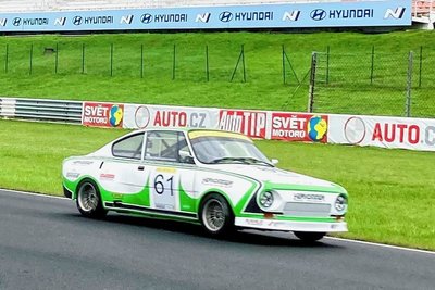 Altmeister lenkt schnellen Oldtimer: Walter Röhrl auf rasanter Fahrt im Autodrom Most mit dem Skoda 130 RS des Baujahrs 1977.