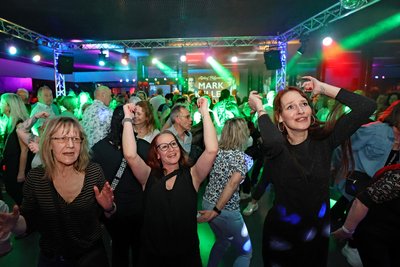 Im oberen Foyer feierten die Partygäste ihren DJ „Sammy“ noch einmal richtig ab.