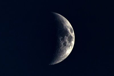 Der Mond ist als Sichel im Nachthimmel über Tschechien zu sehen. (Symbolbild)