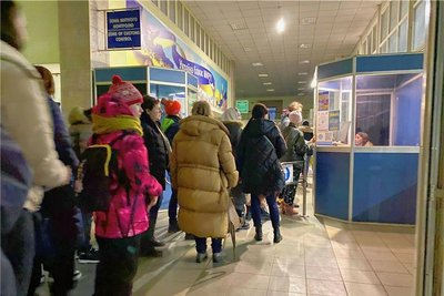 In der Schlange der Passkontrolle an der ukrainisch-polnischen Grenze in Medyka. Der Grenzübertritt dauert dreieinhalb Stunden. 
