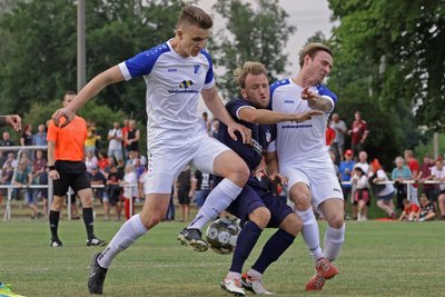 Der VfB Empor verteidigte gegen Zwickau leidenschaftlich. Das bekam in dieser Szene FSV-Spieler Mike Könnecke zu spüren, der von den Glauchauern Marius Bernhardt (links) und Raphael Bömer in die Zange genommen wurde.