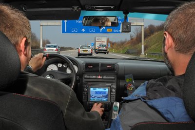 Zivile Polizeibeamte in einem Provida-Fahrzeug nahmen am ehemaligen MZ-Werk in Zschopau die Verfolgung des Yamaha-Fahrers auf.