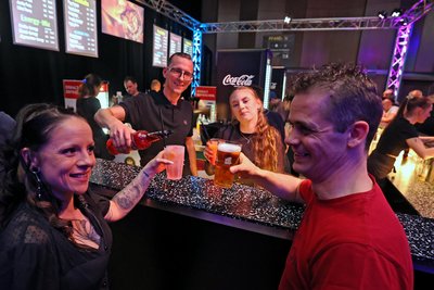 Beliebter Treffpunkt des Abends war die Bar im Kleinen Saal der Festhalle.
